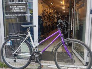 Vélo de ville – VTT “Laredo” violet 18 vitesses Vélo occasion Les Mains Dans Le Guidon Vélo de ville – VTT “Laredo” violet 18 vitesses Vélo occasion Les Mains Dans Le Guidon