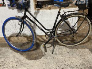 Ville Cycle Tuyttens Vélo azuré Les Mains Dans Le Guidon