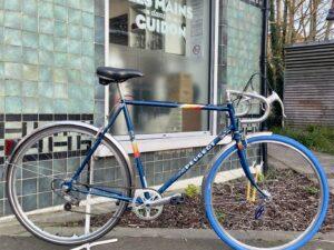 VILLE Peugeot taille M Vélo azuré Les Mains Dans Le Guidon