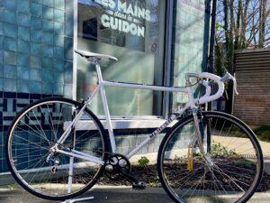 COURSE Mercier taille L Vélo azuré Les Mains Dans Le Guidon