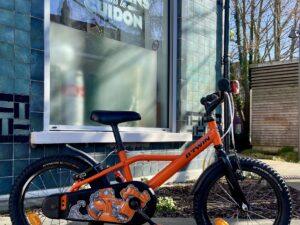 VELO ENFANT Btwin 16 pouces Vélo en dépot-vente Les Mains Dans Le Guidon