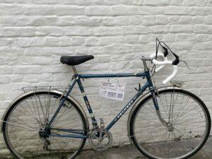 Randonneuse Peugeot Bleue Vélo en dépot-vente Les Mains Dans Le Guidon