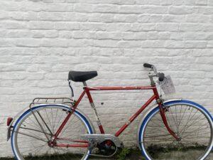 Ville Norta Vélo azuré Les Mains Dans Le Guidon