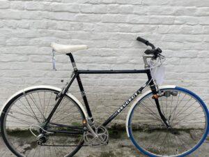 Ville Peugeot Noir Vélo azuré Les Mains Dans Le Guidon