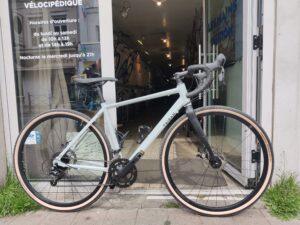 Vélo Gravel Triban RC120 taille S Vélo en dépot-vente Les Mains Dans Le Guidon