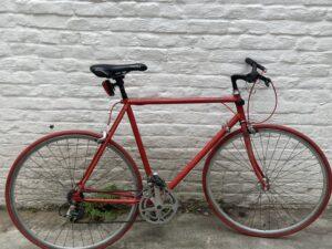 Ville/Route No Name Rouge Vélo en dépot-vente Les Mains Dans Le Guidon
