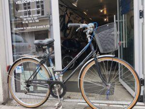 Vélo de ville noir avec panier avant Vélo azuré Les Mains Dans Le Guidon
