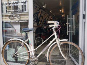 Vélo de ville Peugeot 1989 avec sonnette marmotte Vélo de collection Les Mains Dans Le Guidon