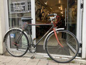 Vélo de ville Peugeot noir et rouge Vélo de collection Les Mains Dans Le Guidon