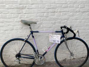 Course-Ville Cadre artisanal rose violet Vélo en dépot-vente Les Mains Dans Le Guidon