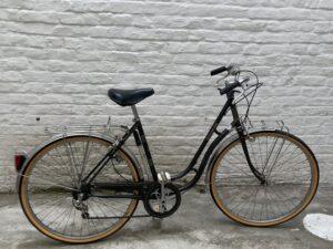 Ville-Chemin Motobécane Noir Vélo en dépot-vente Les Mains Dans Le Guidon
