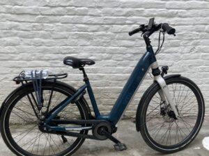 Electrique Muon Invite Vélo Electrique e-bike Les Mains Dans Le Guidon