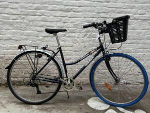 Ville Decathlon Roadside 300 Vélo azuré Les Mains Dans Le Guidon