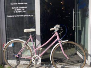 Vélo enfant rose Miss Peugeot (1m35-1m50) Vélo enfant Les Mains Dans Le Guidon