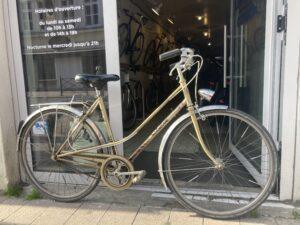 Vélo de ville Motobécane Vélo occasion Les Mains Dans Le Guidon