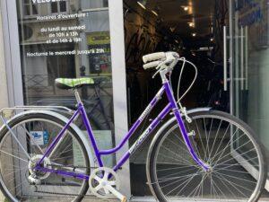 Vélo de ville violet Peugeot Miami Vélo en dépot-vente Les Mains Dans Le Guidon
