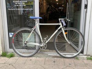 Vélo de ville guidon plat Vélo en dépot-vente Les Mains Dans Le Guidon