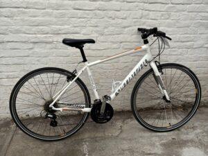 Ville-Chemin Specialized Sirrus Vélo en dépot-vente Les Mains Dans Le Guidon