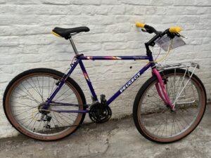 VTT-Trekking Peugeot Black Rock Vélo occasion Les Mains Dans Le Guidon