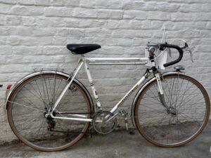 Randonneuse Peugeot Vélo en dépot-vente Les Mains Dans Le Guidon