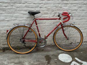Randonneuse Motobecane Super Touring Vélo occasion Les Mains Dans Le Guidon
